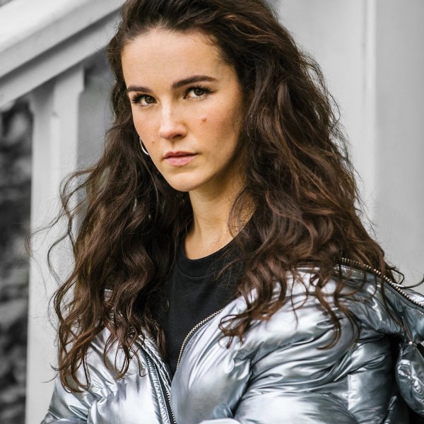 Robinson signs to Sony Music Australia/New Zealand
